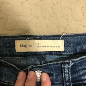 Gap skinny jeans - size 27
